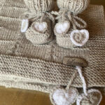 Komplet: pletena volnena odeja in copatki za dojenčka (peščena barva)