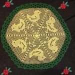 Kvačkan prtiček v rumeno zeleni barvi,,lahko je barva po želji