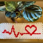 Kvačkan srčni utrip – simbol ljubezni v rdeče-beli prej